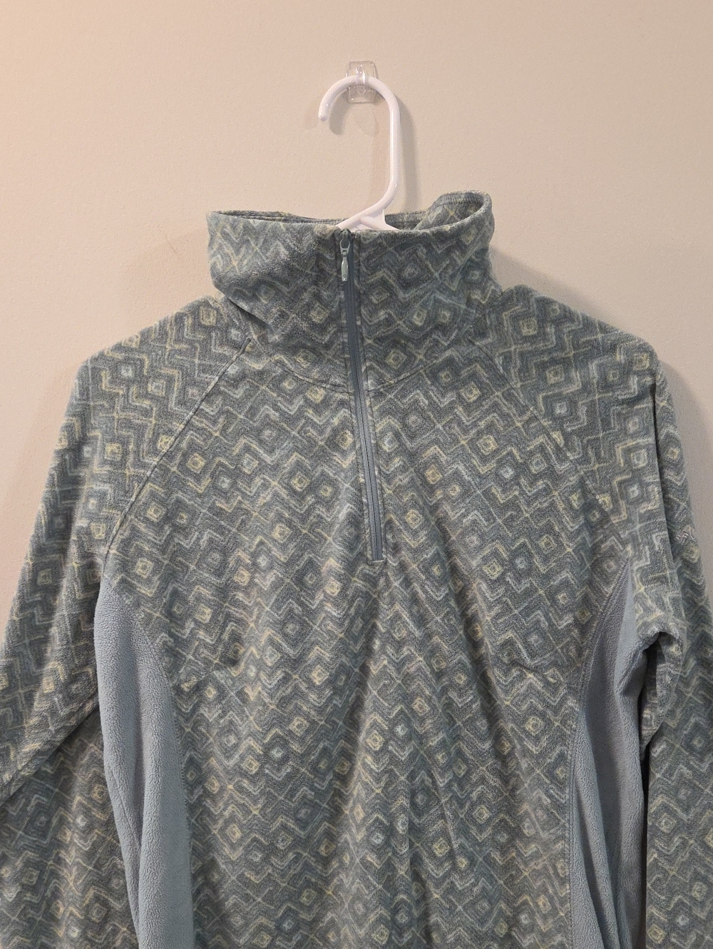Columbia Women's Fleece Pullover features a geometric pattern and a 1/4 zip - Picture 3 of 5